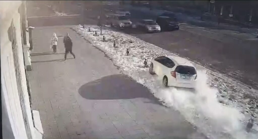 Амурчанка, катавшаяся на авто по тротуару, заплатит деньги благовещенской мэрии