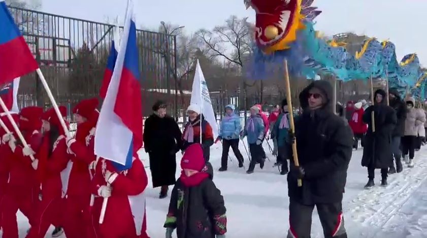 Амурчане пронесли по благовещенской набережной русские флаги и китайского дракона