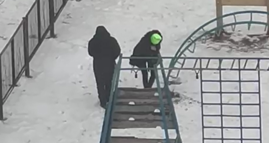 Детская площадка, люди