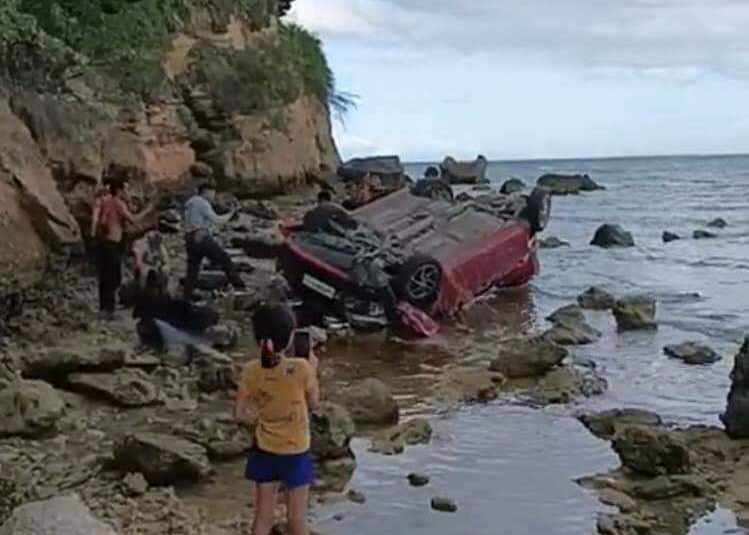 На Филиппинах погибла россиянка при падении автомобиля со скалы в море

