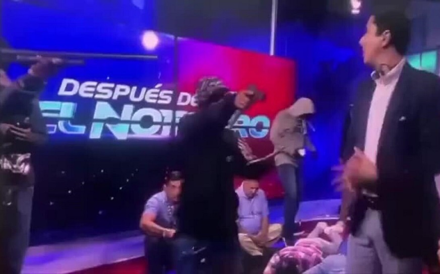 В Эквадоре вооружённые люди взяли в заложники телеведущих в прямом эфире

