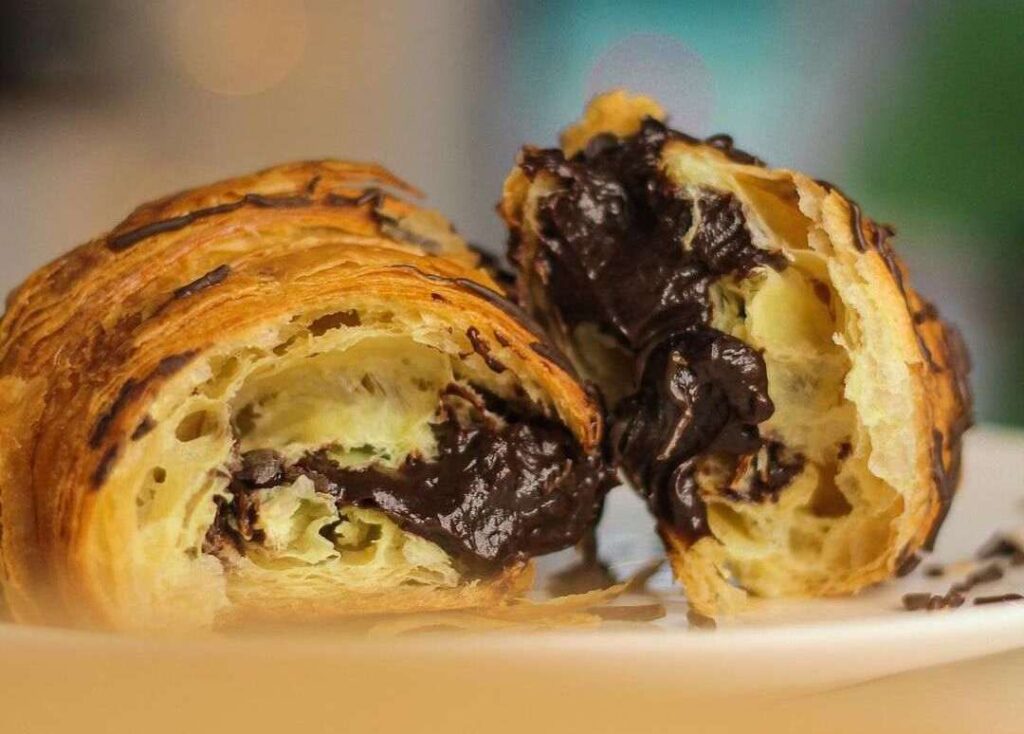 шоколадный круассан, круассан с шоколадом, рецепт круассана, круассан с начинкой, круассан на завтрак