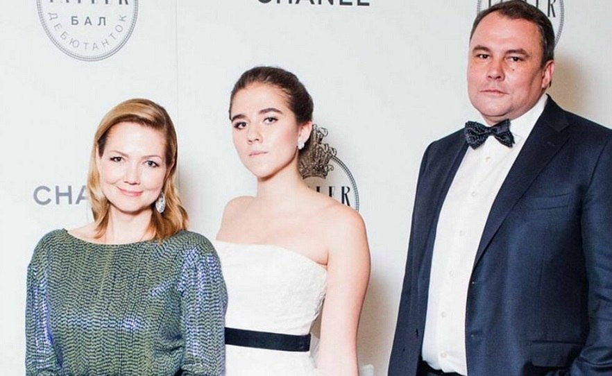 Пётр Толстой с семьёй