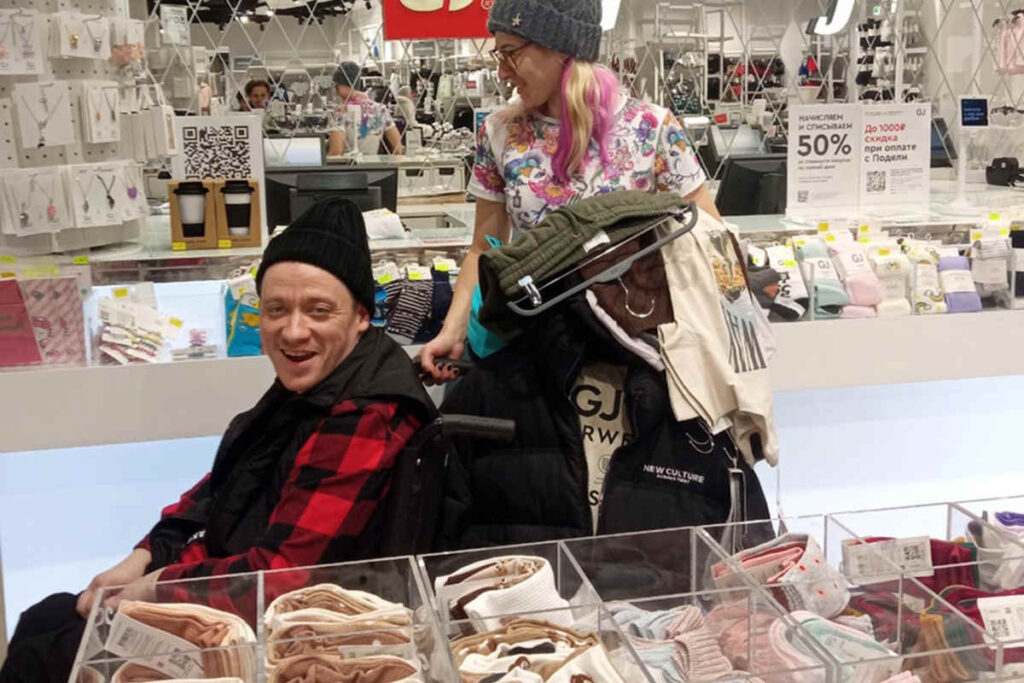 В Томске инвалид 32 года прожил в заваленной мусором квартире с кошками 