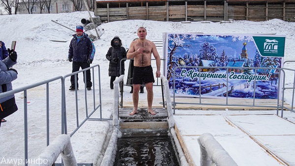 Дышать носом, правильно выбирать одежду: какие правила помогут не заболеть на зимней прогулке