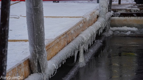 Дышать носом, правильно выбирать одежду: какие правила помогут не заболеть на зимней прогулке
