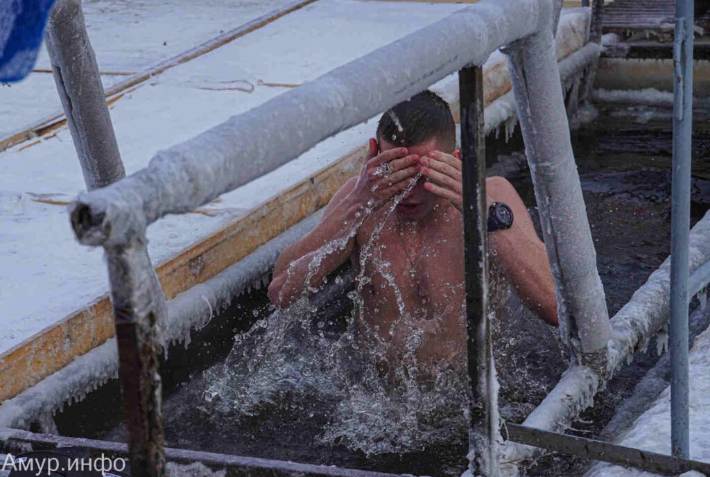 Крещение, ныряние в прорубь