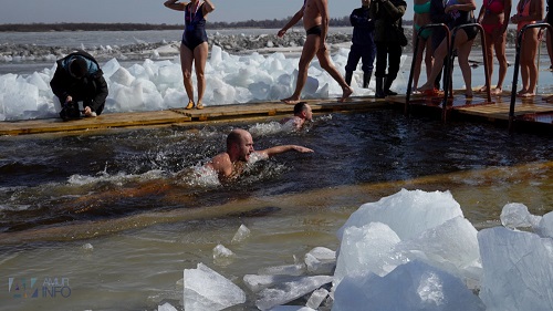 Дышать носом, правильно выбирать одежду: какие правила помогут не заболеть на зимней прогулке