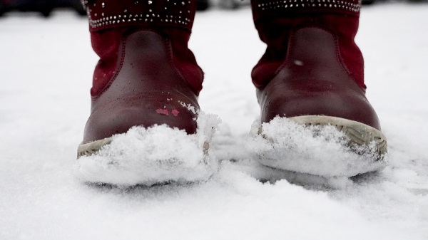 Дышать носом, правильно выбирать одежду: какие правила помогут не заболеть на зимней прогулке