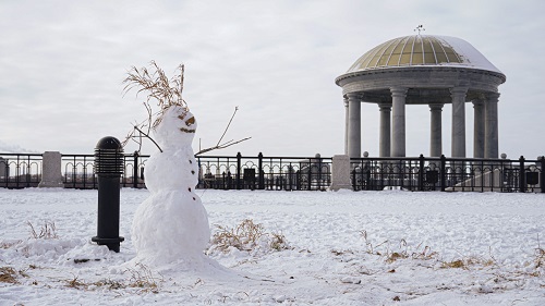 Дышать носом, правильно выбирать одежду: какие правила помогут не заболеть на зимней прогулке