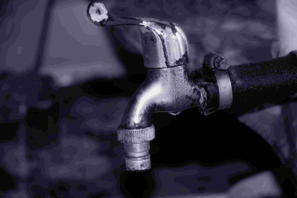 В Благовещенске не могут устранить порыв с 20 декабря