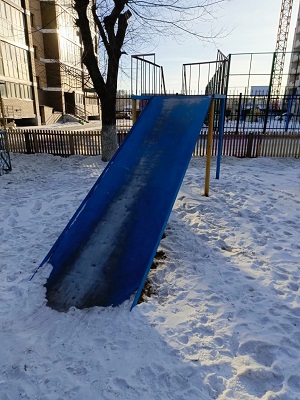 «До сих пор сочится кровь!»: детская горка отправила благовещенку в реанимацию