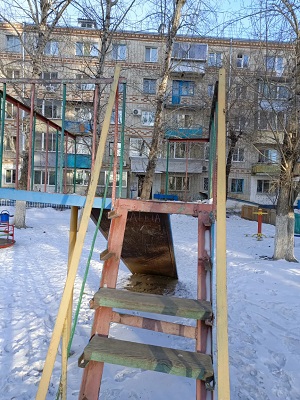 «До сих пор сочится кровь!»: детская горка отправила благовещенку в реанимацию