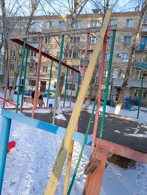 «До сих пор сочится кровь!»: детская горка отправила благовещенку в реанимацию