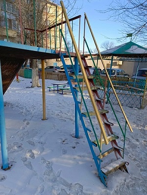 «До сих пор сочится кровь!»: детская горка отправила благовещенку в реанимацию