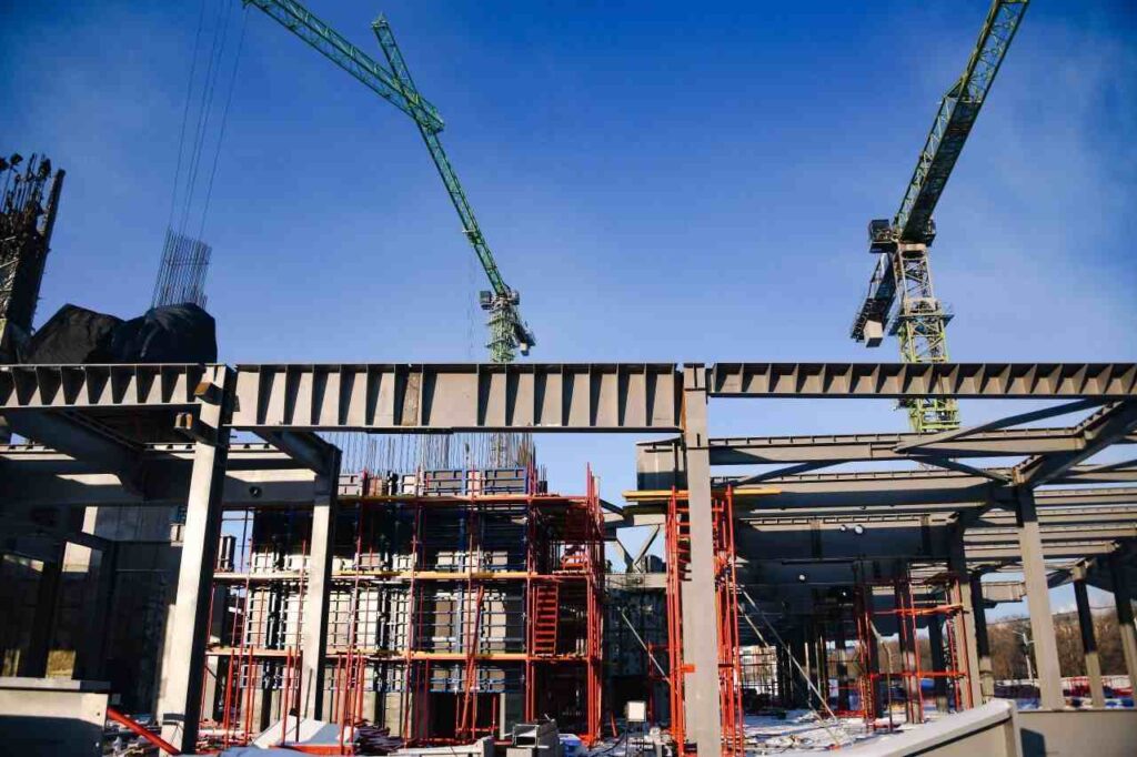 Строители начали возводить второй этаж терминала канатной дороги