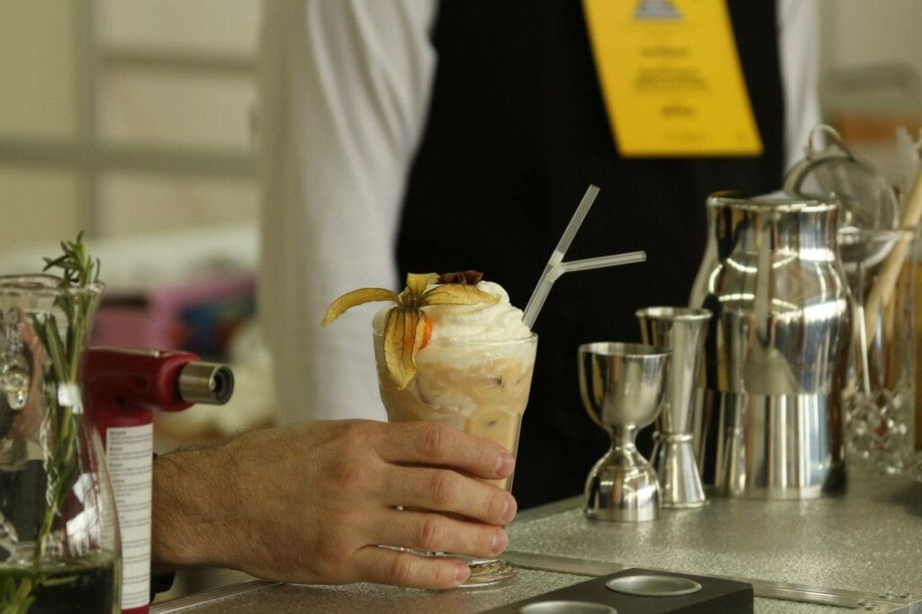 коктейли, бармен, день бармена, советы бармену, красивая подача коктейля