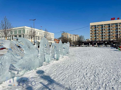 Это случилось: в Благовещенске начали разбирать снежный городок