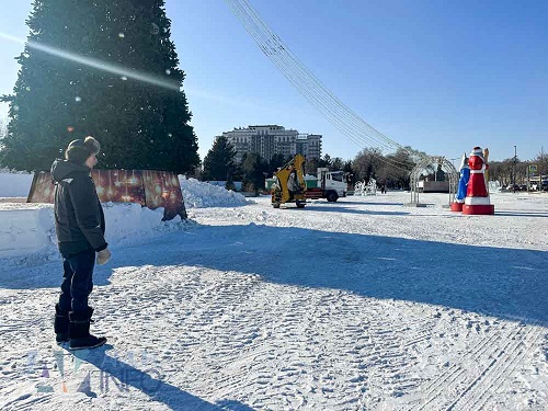 Это случилось: в Благовещенске начали разбирать снежный городок