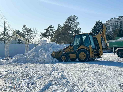 Это случилось: в Благовещенске начали разбирать снежный городок