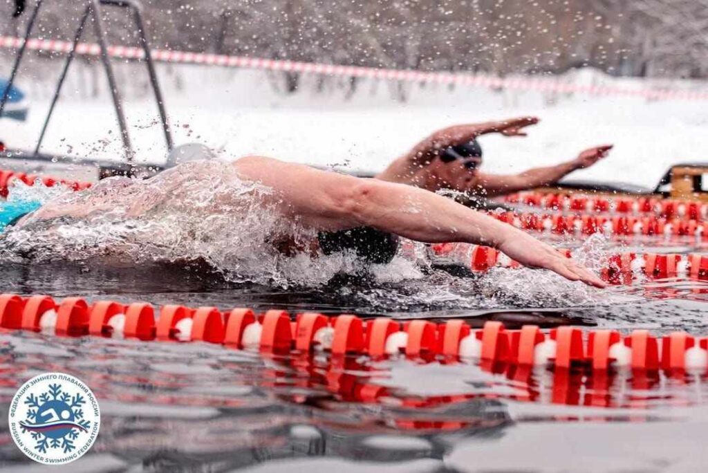Эдуард Ходаковский из Благовещенска завоевал три медали на Кубке Москвы по зимнему плаванию