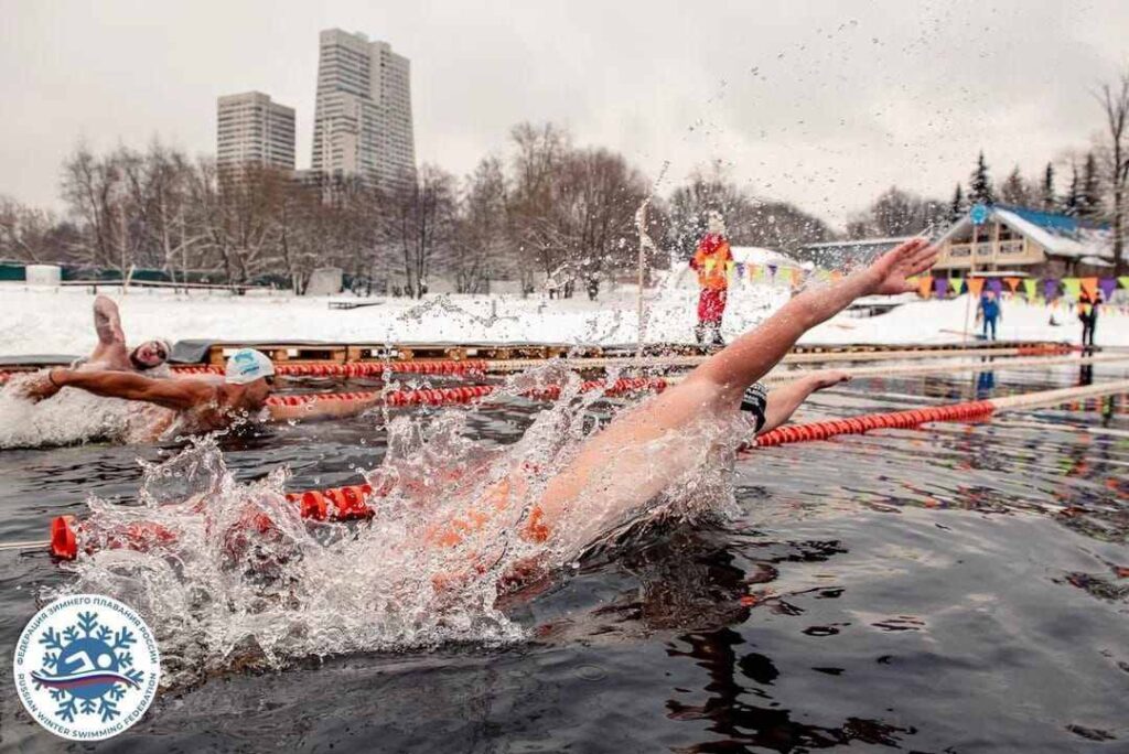 Эдуард Ходаковский из Благовещенска завоевал три медали на Кубке Москвы по зимнему плаванию
