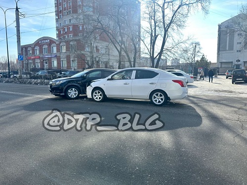 Соцсети: в аварии в центре Благовещенска пострадал человек