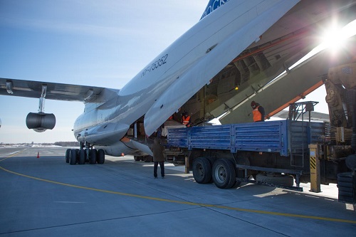 На космодром Восточный приземлился первый самолет: он привез ценный груз
