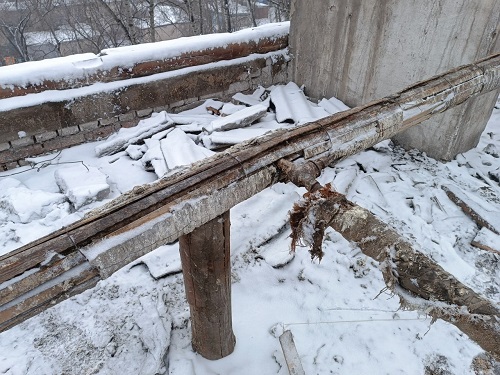 Непослушная управляйка не дает ремонтировать крышу на благовещенской многоэтажке