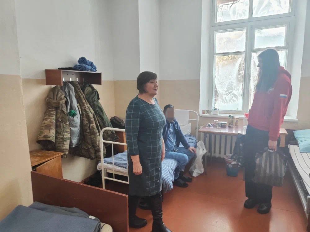 Кадры из военного госпиталя: амурский Народный фронт передал подарки раненным бойцам