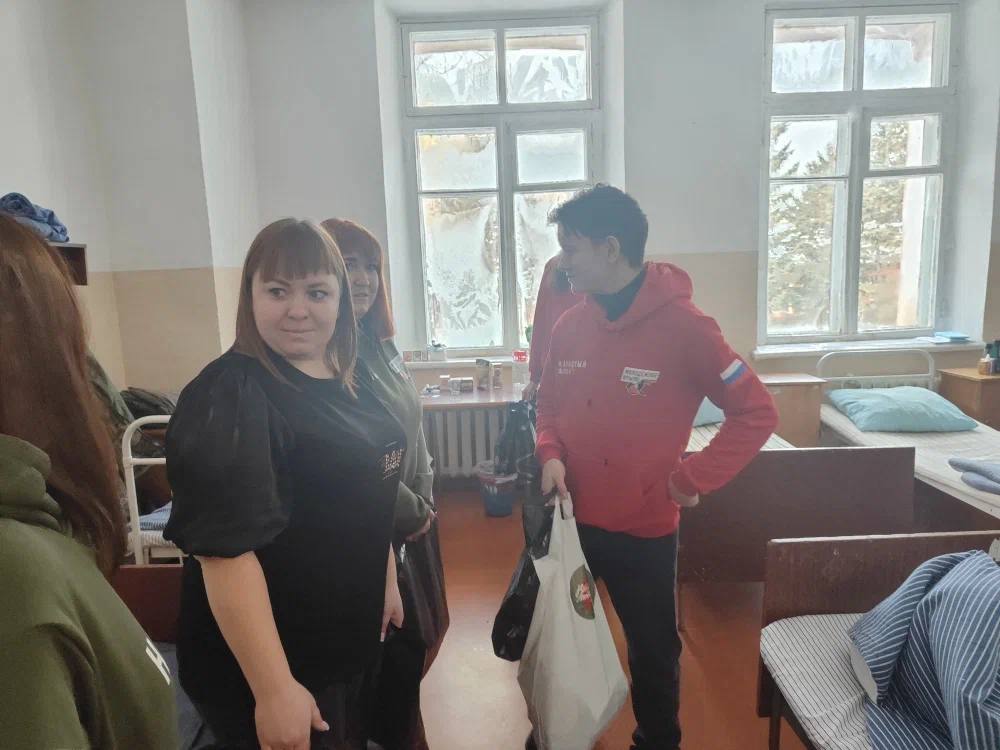 Кадры из военного госпиталя: амурский Народный фронт передал подарки раненным бойцам