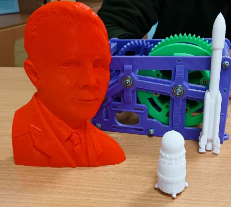 Благовещенские школьники собрали дирижабль и космический корабль