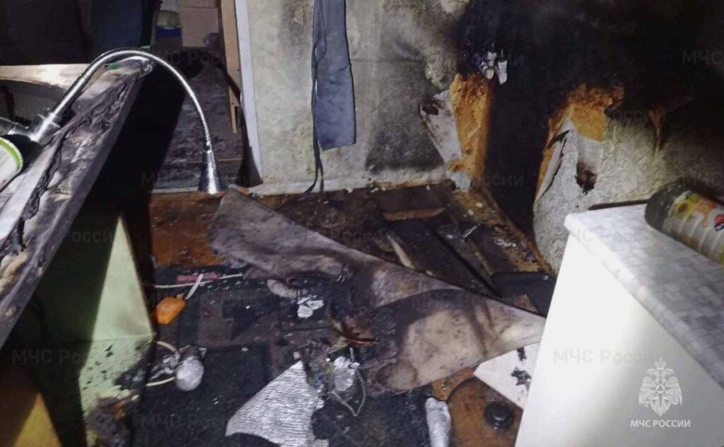 Юный амурчанин получил награду из рук пожарного