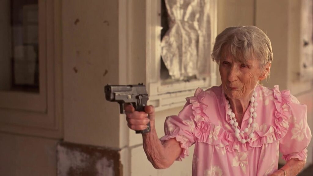 отважная старушка, бабушка с пистолетом