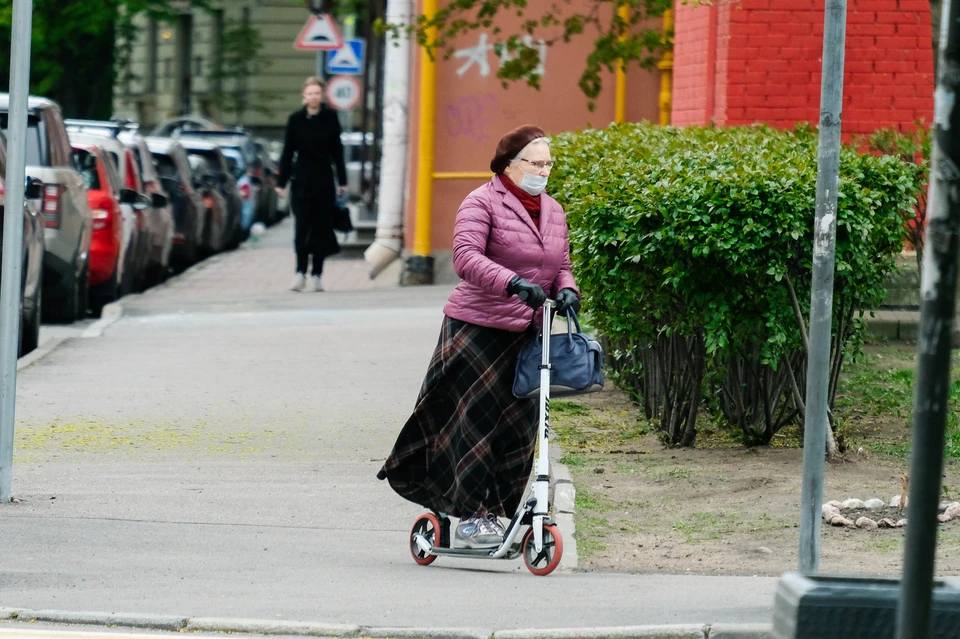 бабушка на электросамокате 