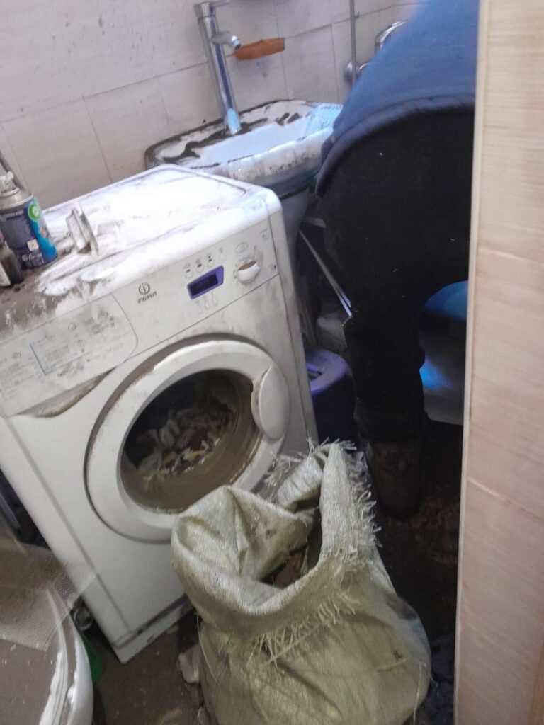 Вид на небо: во время капремонта крыши строитель провалился в квартиру благовещенки