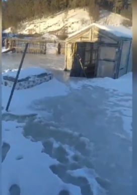 Журчат ручьи: уже не первый год весной амурское село оказывается подо льдом