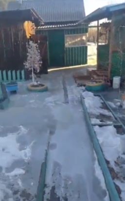 Журчат ручьи: уже не первый год весной амурское село оказывается подо льдом