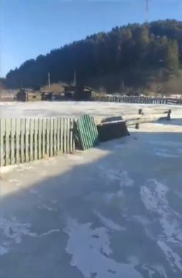 Журчат ручьи: уже не первый год весной амурское село оказывается подо льдом