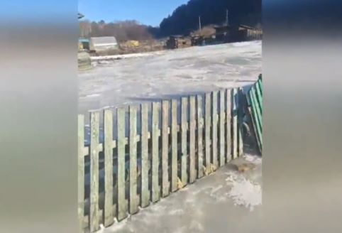 Журчат ручьи: уже не первый год весной амурское село оказывается подо льдом