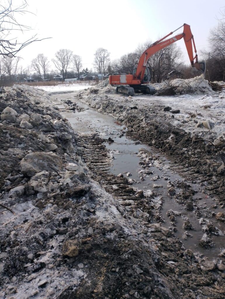 Дворы амурчан продолжают скрываться под канализационными стоками