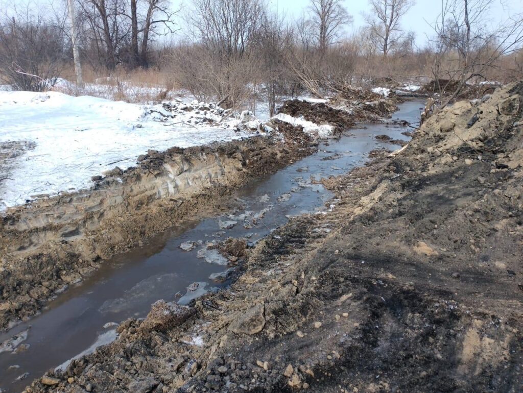 Дворы амурчан продолжают скрываться под канализационными стоками