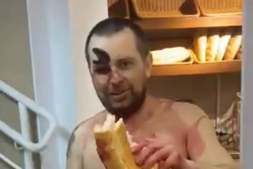 В Нижневартовске голый мужчина гулял по улице с ножом в глазу