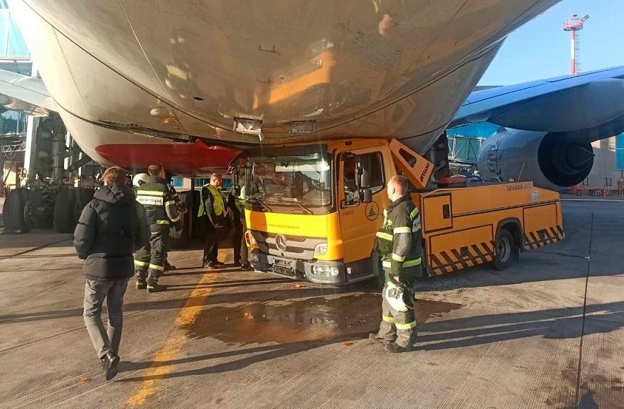 В Домодедово водовоз врезался в самолёт, готовившийся вылететь в Дубай