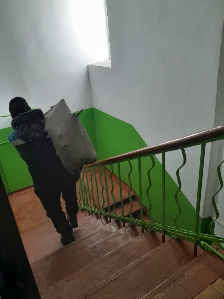 Вид на небо: во время капремонта крыши строитель провалился в квартиру благовещенки