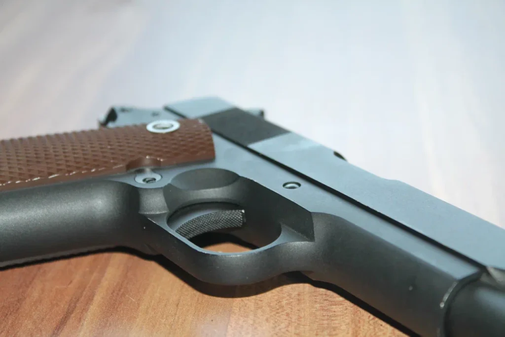 В микрорайоне Благовещенска мужчина пугал пистолетом прохожих