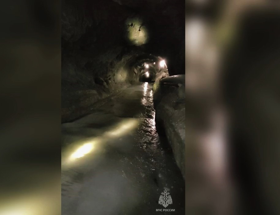 Опубликованы кадры из амурской шахты, в плену которой остаются 13 горняков