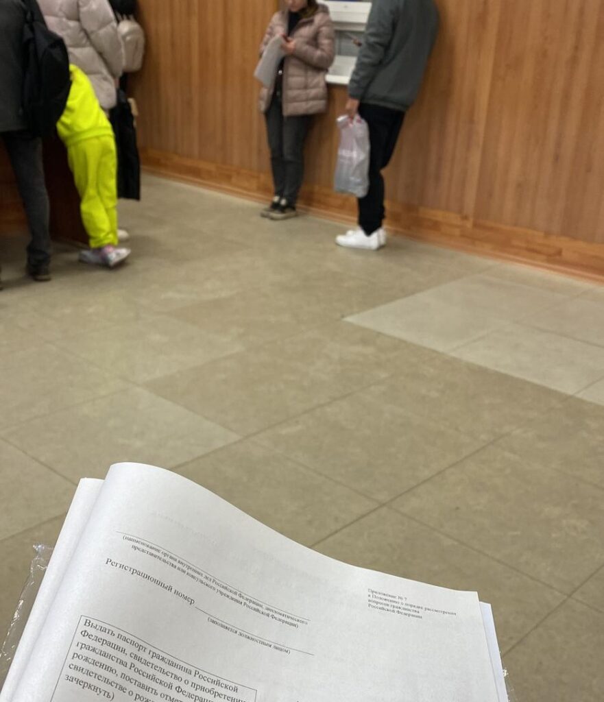 Дети без гражданства: благовещенцы жалуются на трехдневную очередь в миграционной службе