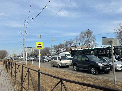 «Верните как было!»: автовладельцы не рады новым пробкам на калининском кольце