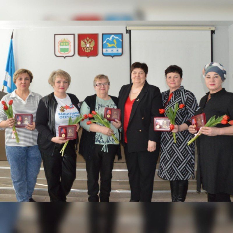 Женщины одного из амурских городов помогли спецоперации и получили за это медали
